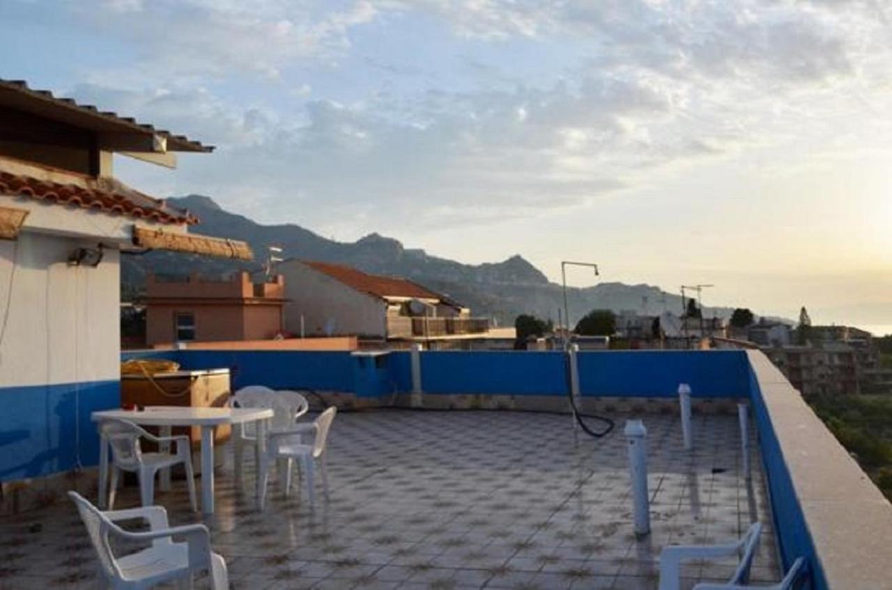 Gianni House Backpackers Hostel Giardini Naxos Exterior photo